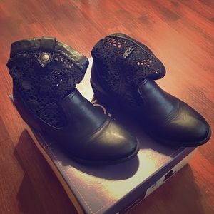 Stylish & Cute Girls Boots